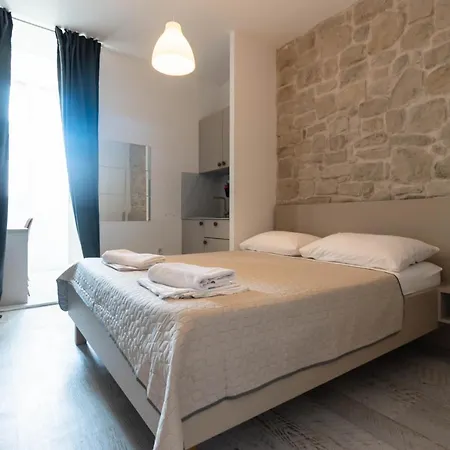 Guest house L&B City Center Studios Apartments 3*