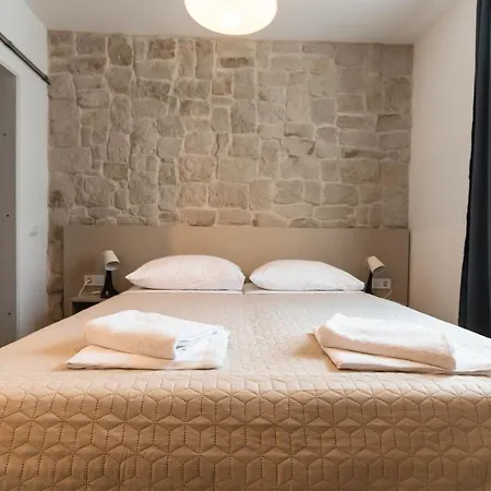 Guest house L&B City Center Studios Apartments 3*